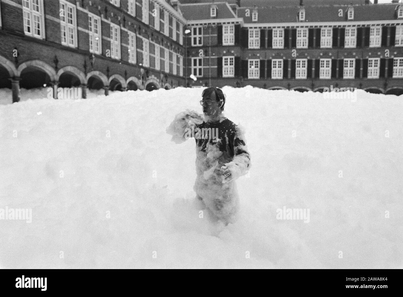 Les pompiers ont Amsterdam à la Haye Binnenhof recouvert d'une couche épaisse de mousse pour protester contre la description 3.5: L'homme marche à travers la mousse Date: 15 novembre 1983 lieu: Courtyard, Den Hague, South Holland mots clés: Action, officiers, pompiers, salaire et prix Banque D'Images