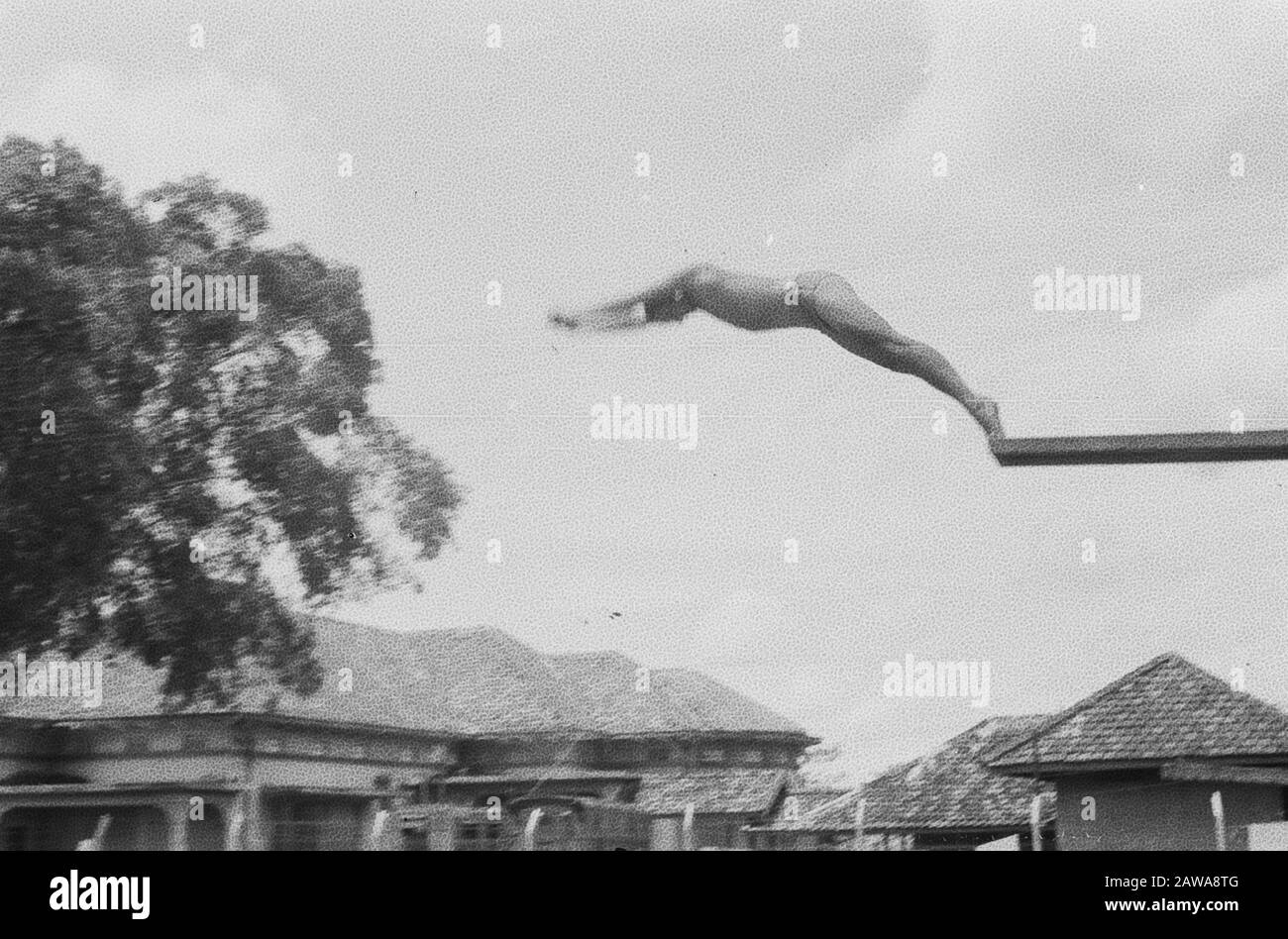 Homme sautant de plongée Date: Octobre 1947 lieu: Indonésie, Hollandais East Indies, Palembang, Sumatra Banque D'Images
