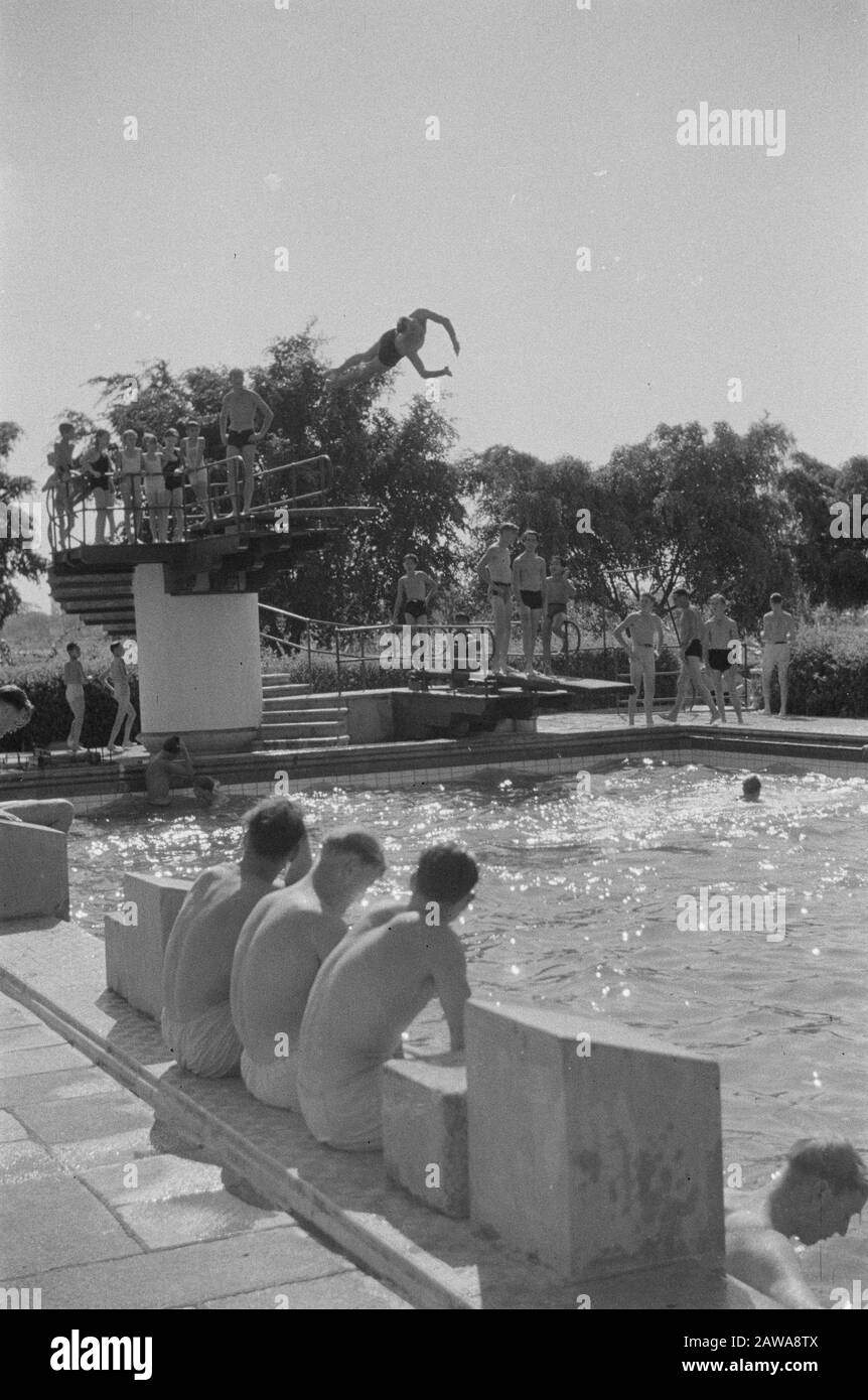 Description du sport et du veldpost: L'homme saute haut bord de plongée dans la piscine Date: 31 août 1948 lieu: Bogor, Indonésie, Java, Hollandais East Indies Banque D'Images