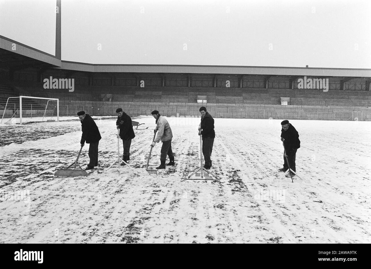 PSV stade est déneigé pour le match de football contre la description: Hommes avec des pales de neige Date: 8 mars 1971 lieu: Eindhoven, Noord-Brabant mots clés: Neige, stades de sport, football institution Nom: Vorverrues Berlin Banque D'Images