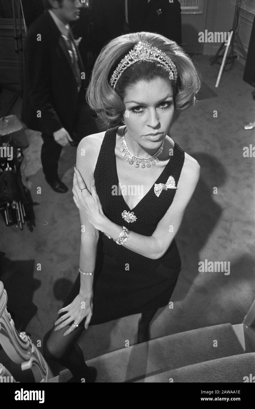 Fashion Tanja 1 million de guildes bijoux à l'occasion de nouvelles affaires de bijoux Simons Amsterdam. Tanja avec bijoux Date: 16 décembre 1969 lieu: Amsterdam, Noord-Holland mots clés: Bijoux, mannequins Nom De La Personne: Tanja Banque D'Images
