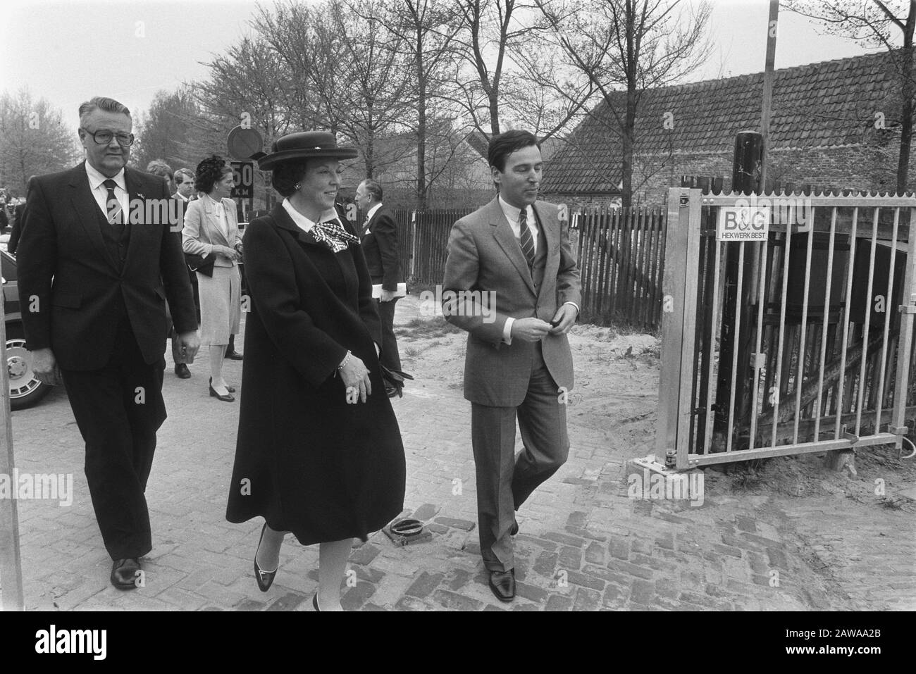 Ouverture du Musée de plein air du Musée Zuiderzee à Enkhuizen par la Reine Beatrix la Reine Beatrix et le Premier Brinkman (bien-être social, santé et culture) (r) Date : 6 mai 1983 lieu : Enkhuizen, Noourd Holland mots clés : Queens, ministres, musées, ouvertures Nom De La Personne : Beatrix (Reine-Pays-Bas) Brinkman Elco Nom de l'établissement : Zuiderzee Banque D'Images