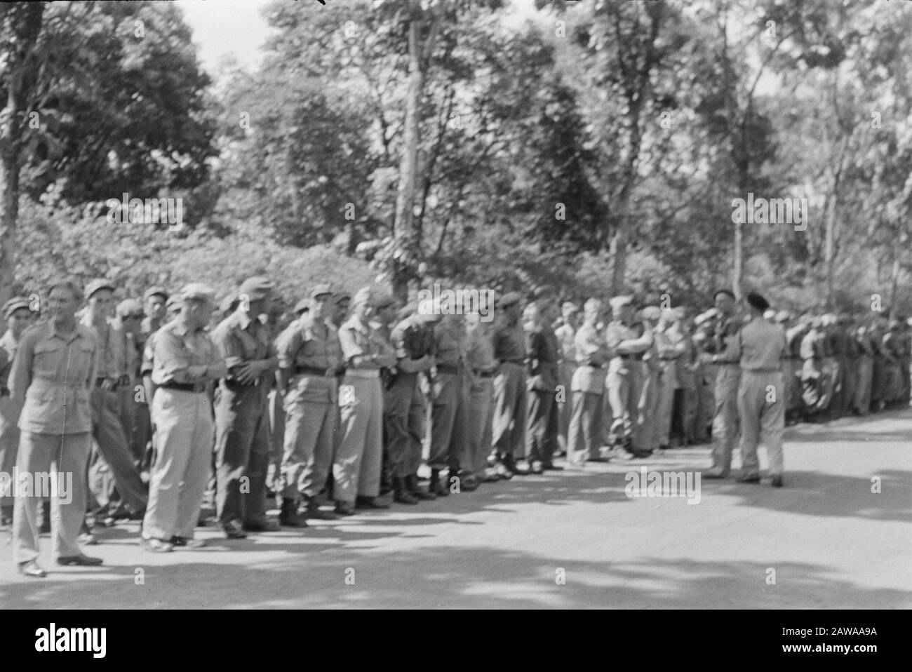 Souvenir des U-brigade à Padang hommes sont rédigés Date: 01/05/1947 lieu: Indonésie, Hollandais East Indies, Padang, Sumatra : Inconnu / DLC Titulaire du droit d'auteur: Archives nationales Type de matériel: Négatif (noir / blanc) numéro d'inventaire: Voir accès 2.24.04.03 Banque D'Images