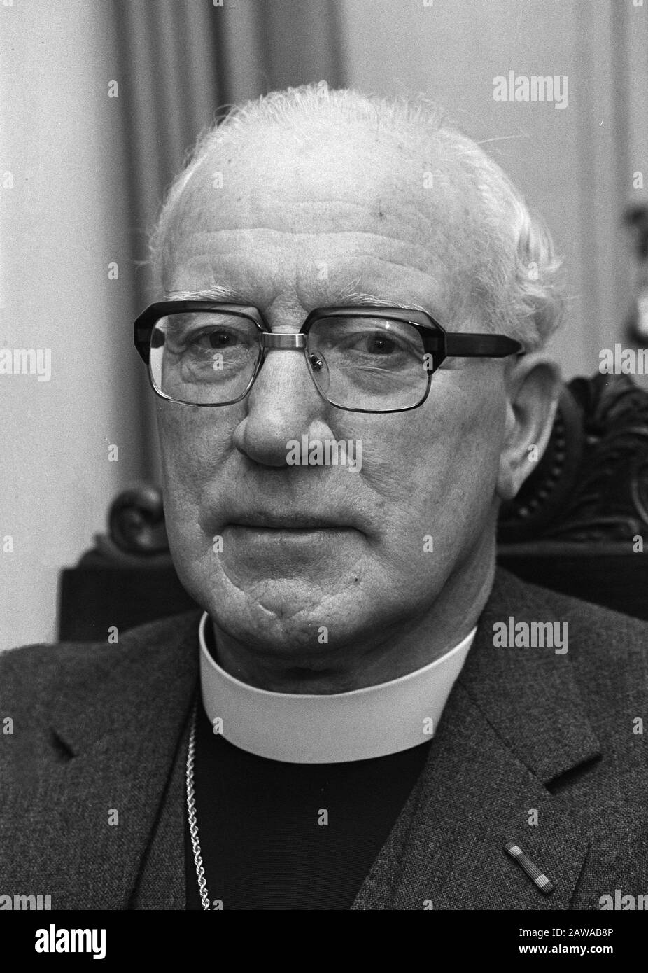 Ancien Archevêque Catholique Mgr. M. Cook prend 29/12 tronçonnage; Banque D'Images