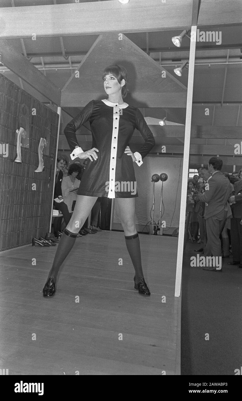 Mary Quant montre ses bottes d'été pour le salon des chaussures à Utrecht modèle Diabolo Date: 24 mars 1969 lieu: Utrecht mots clés: Porte-monnaie chaussures Banque D'Images