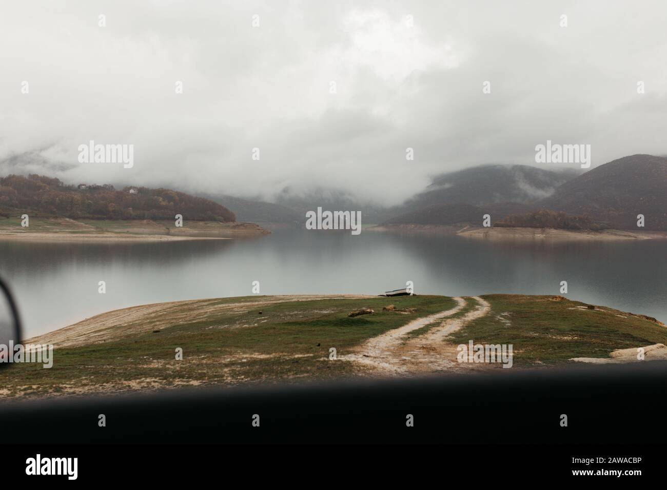 Photo de paysage du lac Rama en Bosnie-Herzégovine. Jour de pluie avec de lourds nuages, après la tempête de vent. Banque D'Images