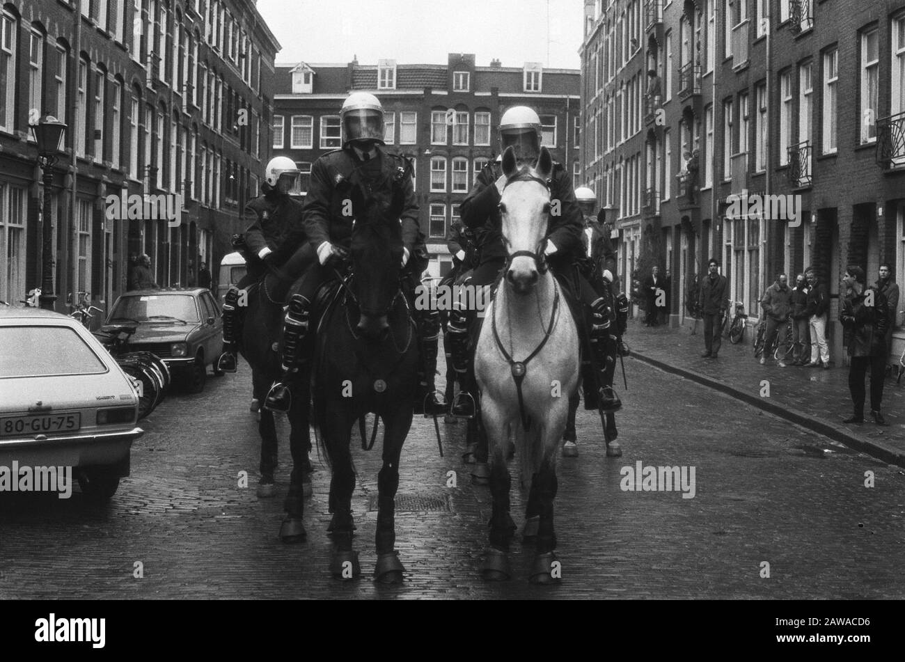Dégagement Green Prinstererstraat Staatslidenbuurt ME cheval Date: 20 janvier 1986 lieu: Amsterdam, Noord-Holland mots clés: Unité mobile, expulsions, chevaux Banque D'Images