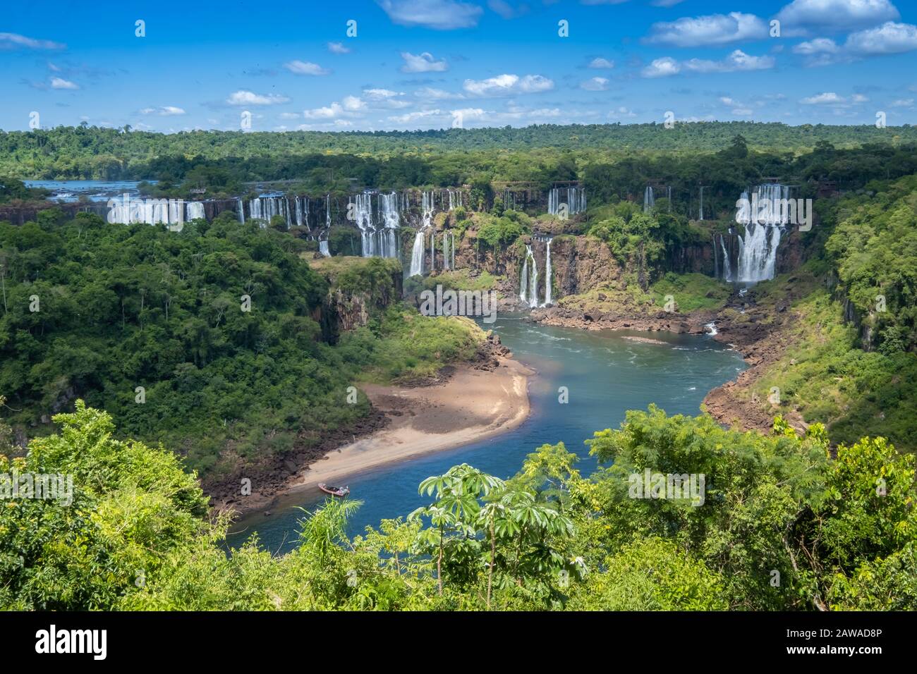 Les spectaculaires chutes d'Iguazu (Iguaçu , chutes d'eau de la rivière Iguazu à la frontière entre l'Argentine et le Brésil. La plus grande cascade du monde Banque D'Images