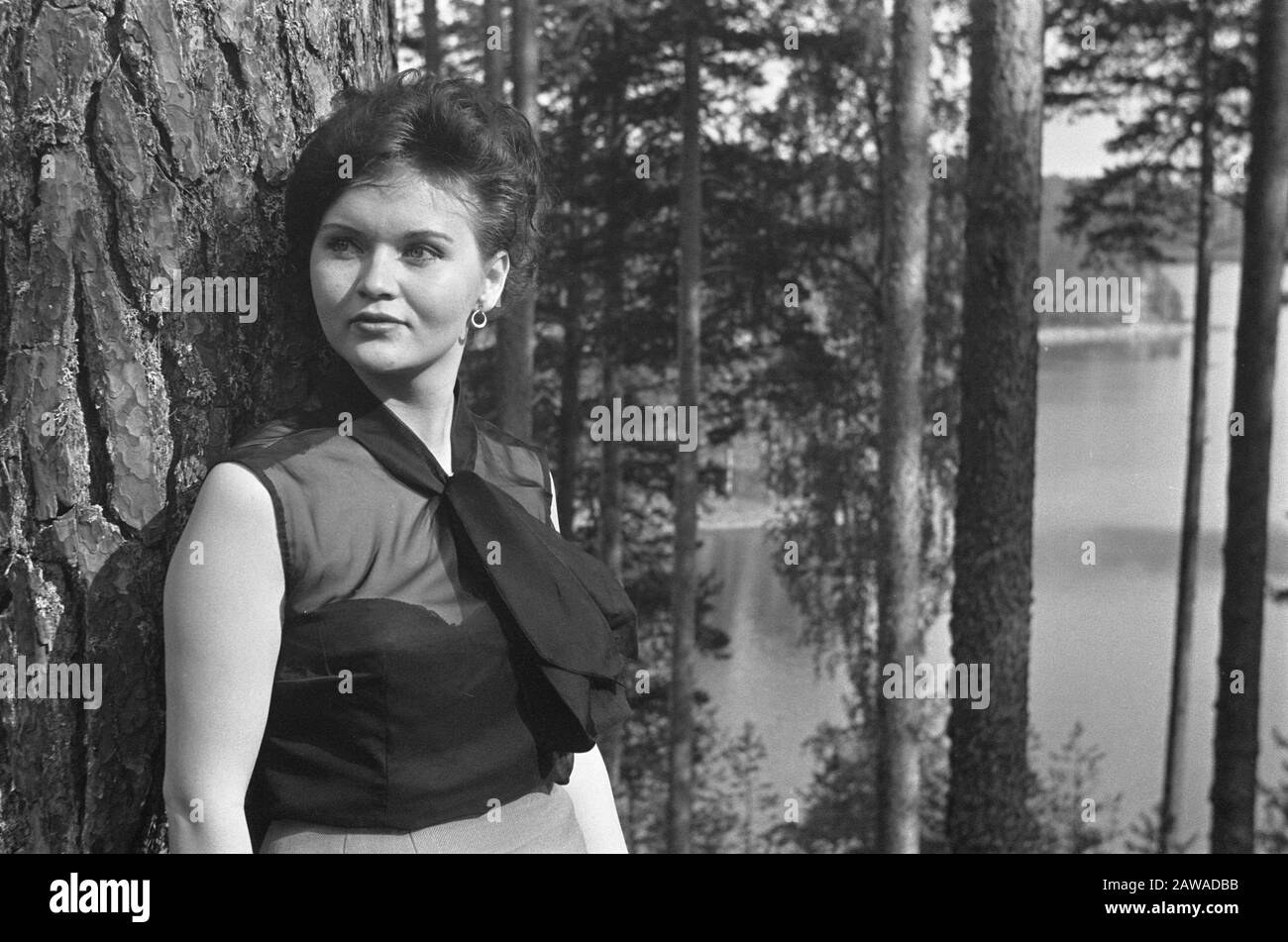 Finland Girl in Woods at Lake Date : 5 juillet 1967 lieu : Finlande mots clés : arbres, filles, portraits Banque D'Images
