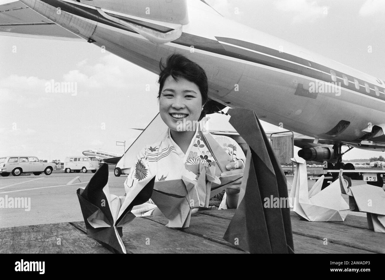 Pliage de papier japonais à Schiphol Miss Tomioka montrant différents chiffres d'animaux pliés en papier Date : 8 septembre 1966 lieu : North-Holland, Schiphol mots clés : modélisation, papier Banque D'Images