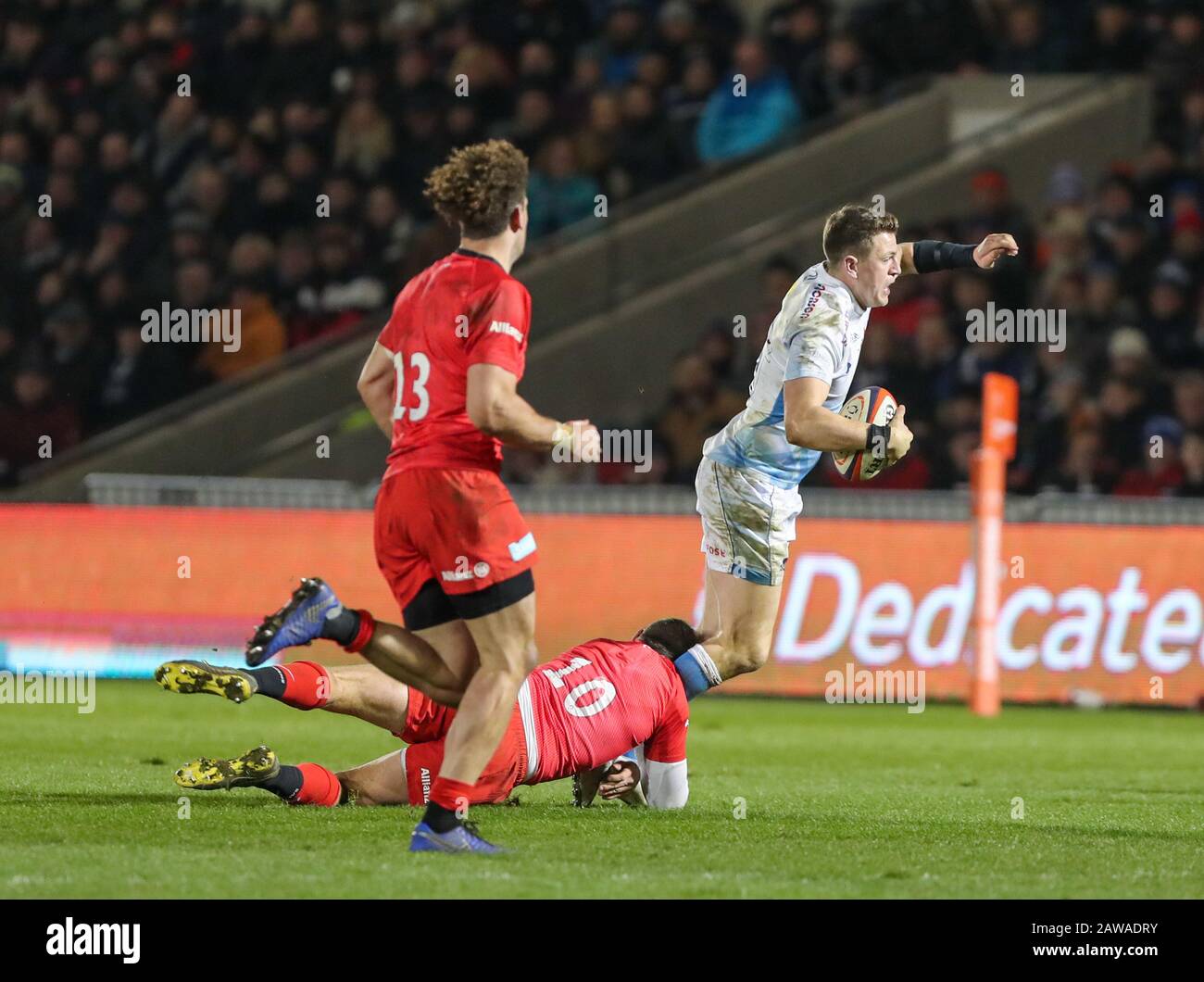 7 février 2020; AJ Bell Stadium, Salford, Lancashire, Angleterre; primes Cup Rugby, Sale Sharks contre Saracens; Sam James of Sale Sharks est abordé par Alex Goode de Saracens Banque D'Images