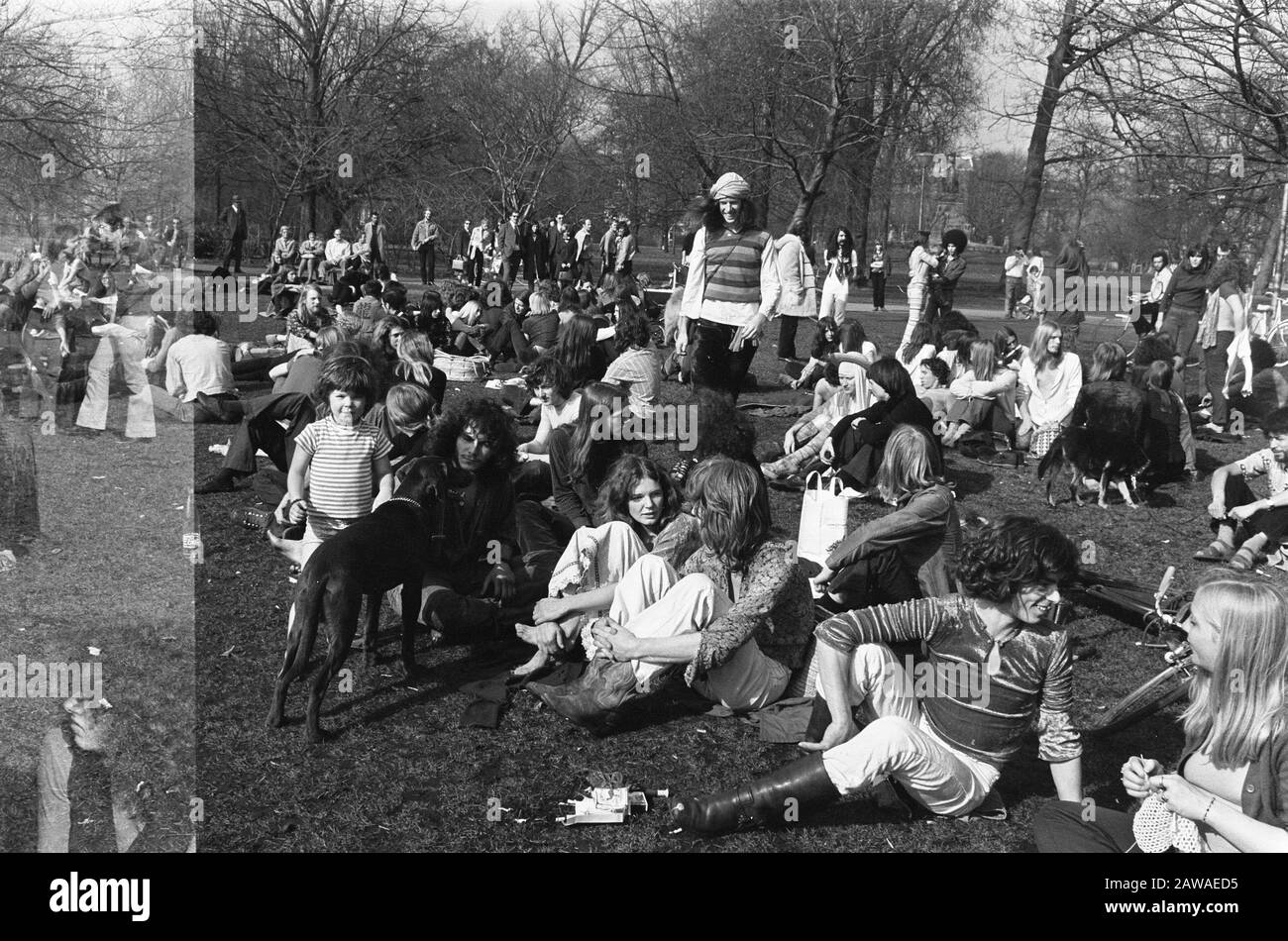 Personnes Dans Le Sun Vondelpark Date: 18 Mars 1972 Lieu: Amsterdam, Noord-Holland, Vondelpark Nom De La Personne: Personnes Banque D'Images