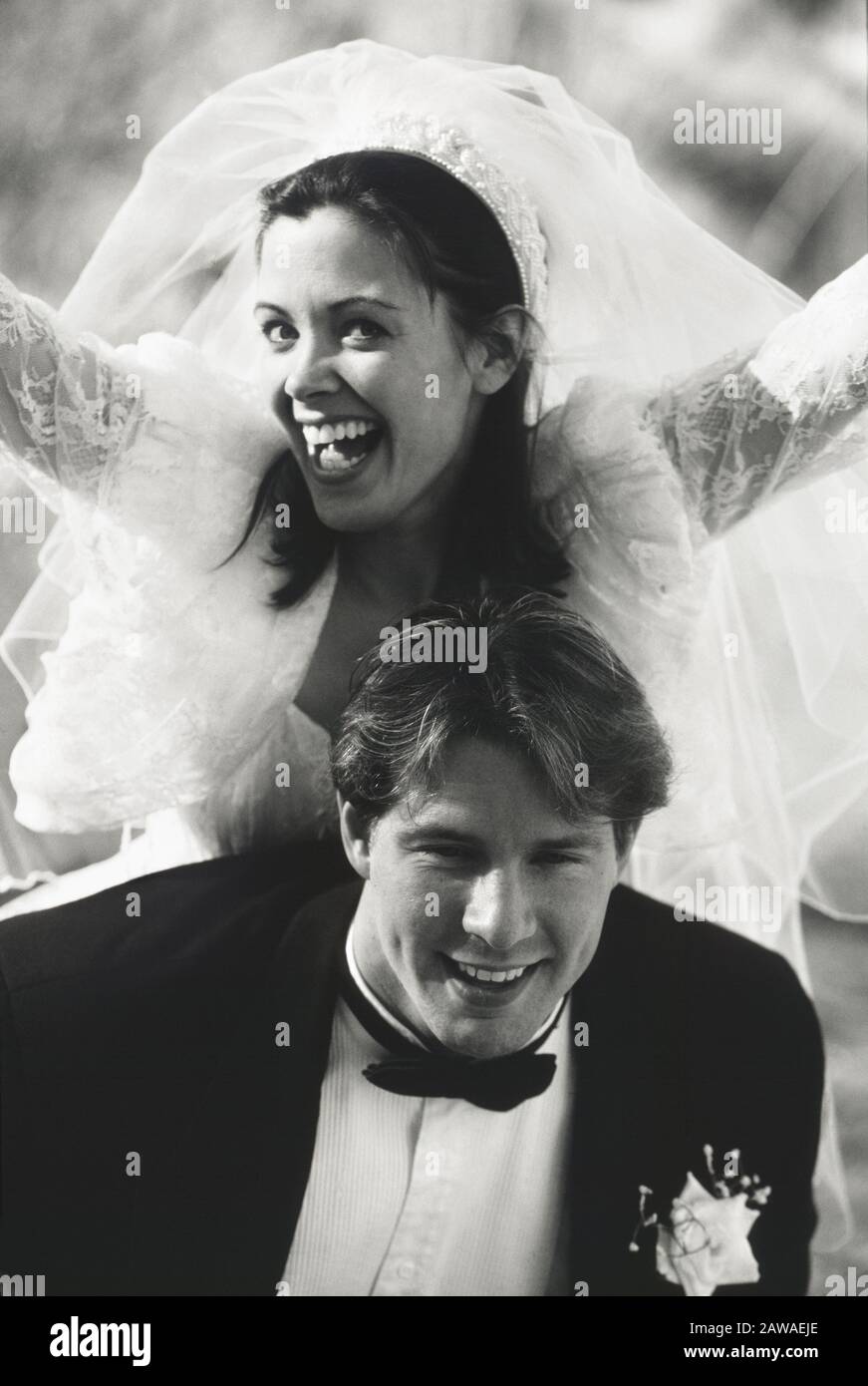 Portrait noir et blanc d'une mariée et d'un marié excités Banque D'Images