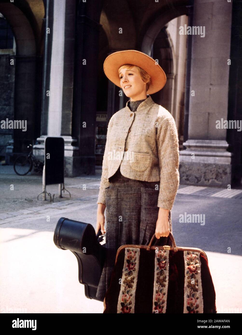 1965 , USA : l'actrice britannique JULIE ANDREWS ( née Julie Wells , Walton sur la Tamise 1935 ) DANS LE SON DE LA MUSIQUE ( 1965 - Tutti insieme appass Banque D'Images