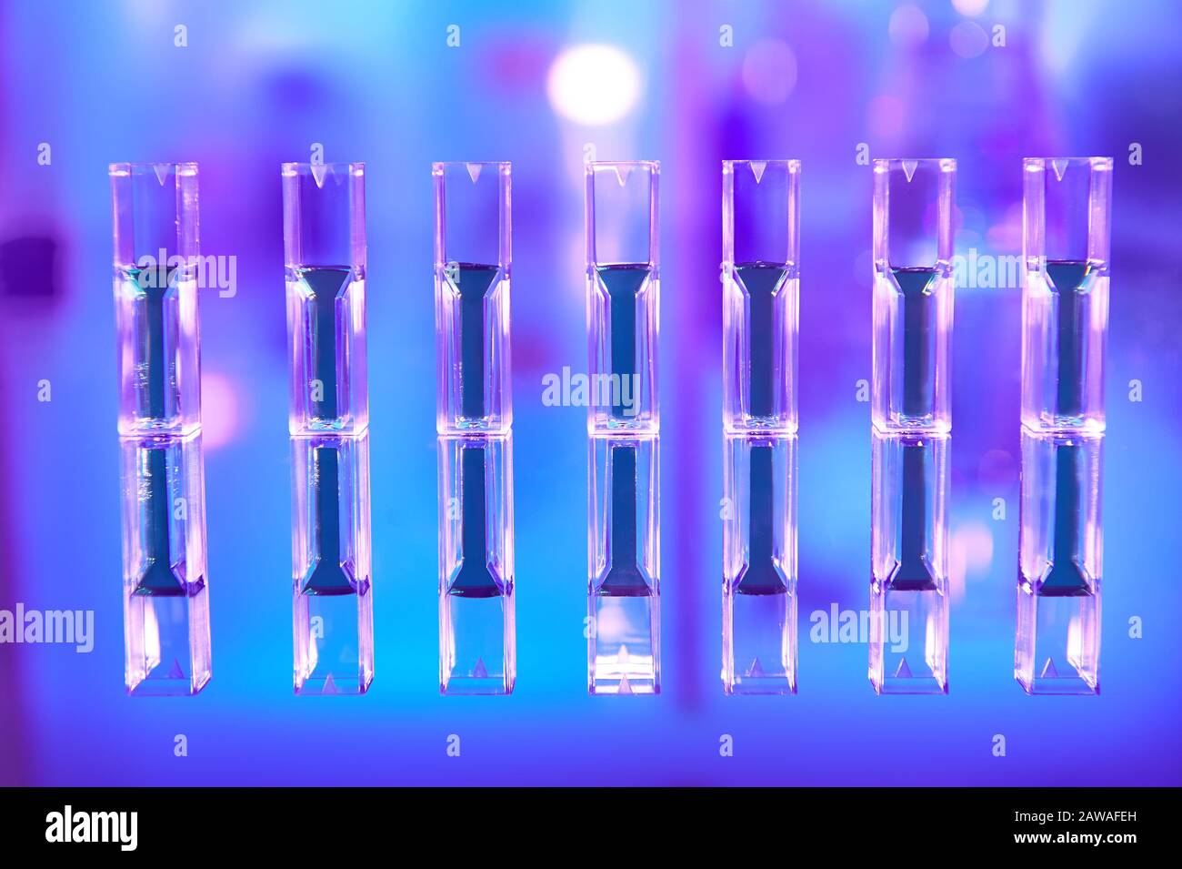 Fond scientifique dans des couleurs vives au néon, violet, bleu et turquoise. Pharma, biotech, analyse de protéines, mesure de la concentration de protéines. Spectrop Banque D'Images