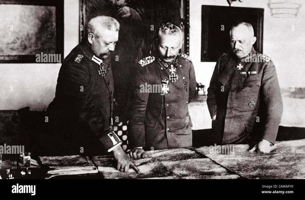 1917 , ALLEMAGNE : l'empereur allemand et roi KAISER de Prussien WILHELM II ( Guglielmo II ) HOHENZOLLERN ( 1859 - 1941 ) pendant la Grande Guerre avec Ge Banque D'Images