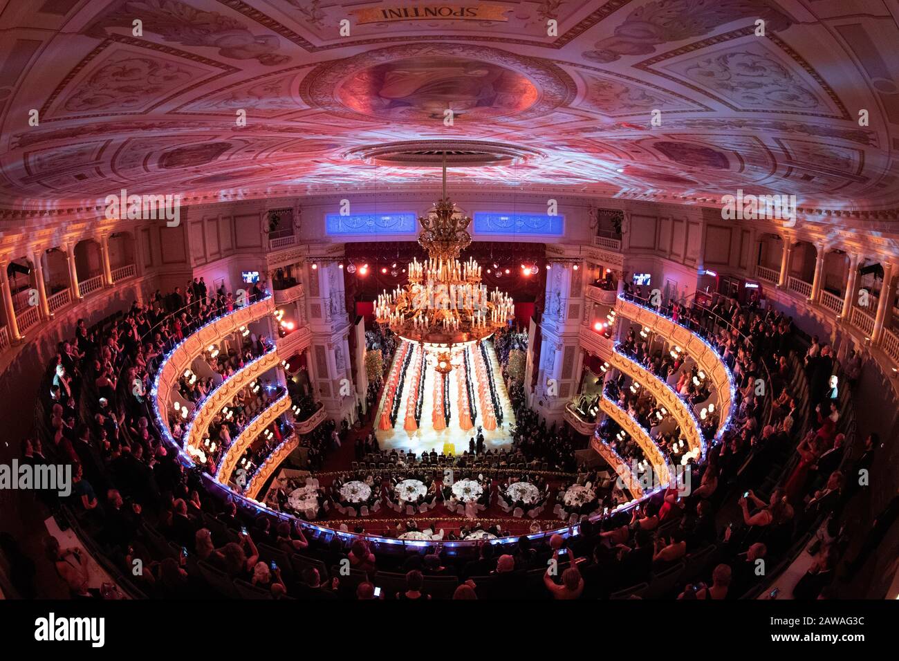 Dresde, Allemagne. 7 février 2020. Les couples de la desbutante dansent pendant le 15ème bal de l'Opéra de Semper. Cette année, la devise de la balle est « le conte de fées se précipiter - Dresde se réjouit ». Crédit: Sebastian Kahnert/Dpa-Zentralbild/Dpa/Alay Live News Banque D'Images