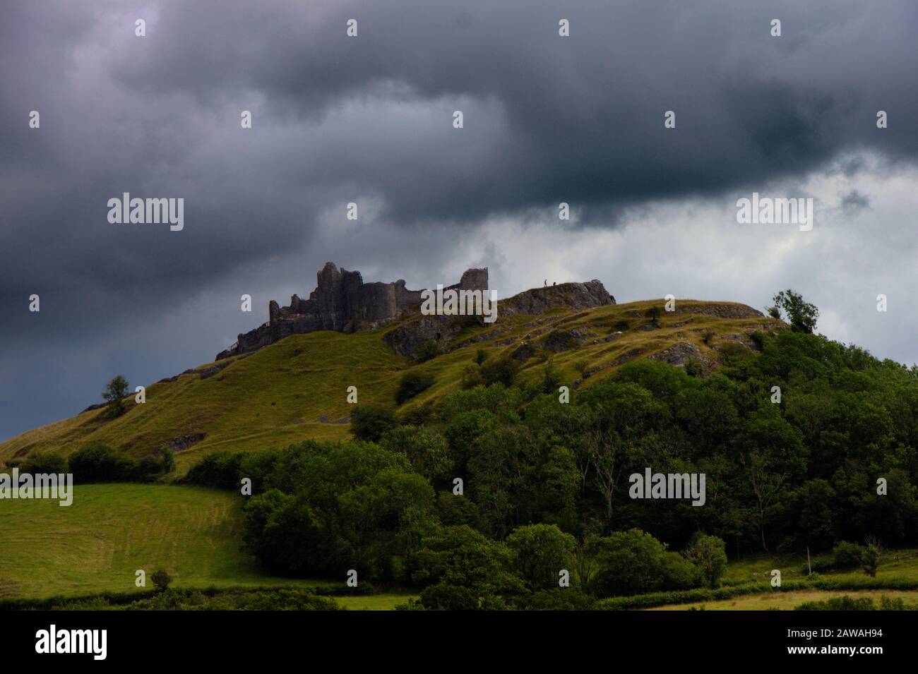 Carreg Cennen près de Llandeilo au Pays de Galles, Royaume-Uni. Le château est situé sur des falaises de calcaire. Banque D'Images