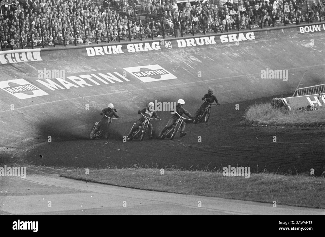 Speedway for the Golden Helmet in the Olympic Stadium Mieczyslaw Polukard remporte cette course pour Edward Kupczyński Per-Tage Svenson et Bo Joseffson Date : le 3 juillet 1967 lieu : Amsterdam, Hollande-Nord mots clés : motocyclettes, course de moto, circuit, sport Nom de La Personne : Joseffson, B., Kupczyński, E., Polukard M. Svensson, T. Nom De L'Institution : Stade Olympique Banque D'Images