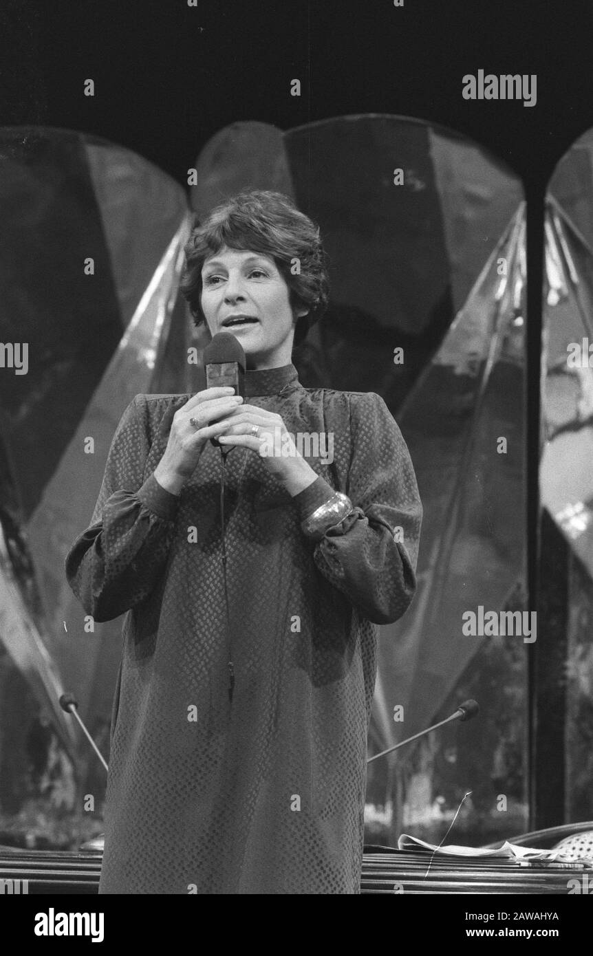 Télévision Mies Mies Bouwman émission la plus regardée Mies Bouwman dans son programme Date: 18 novembre 1981 mots clés: Portraits, présentateurs de télévision Personne Nom: Bouwman, Mies Banque D'Images