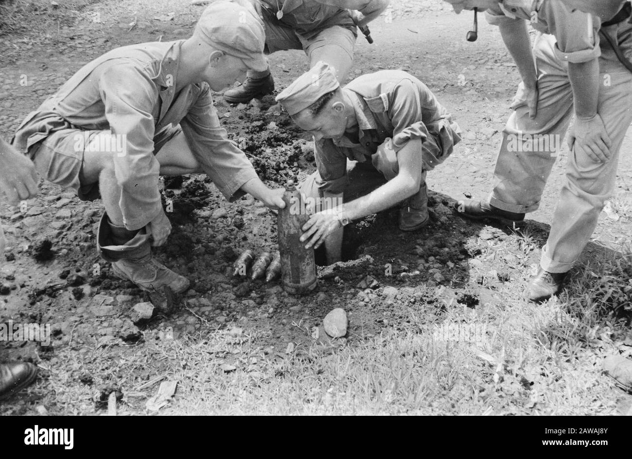 Poerwokerto, Tegal et Banyumas Mes Réamers creusent des grenades qui comme mines terrestres sont enterrées Date: 22 décembre 1947 lieu: Banuymas, Indonésie, Java, Pays-Bas Indes de l'est , Purwokerto, Tegal Banque D'Images