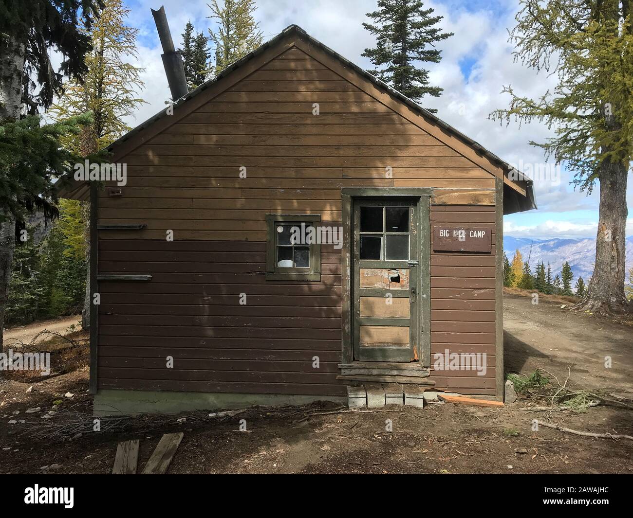 Extérieur rustique de la cabine dans les montagnes Banque D'Images