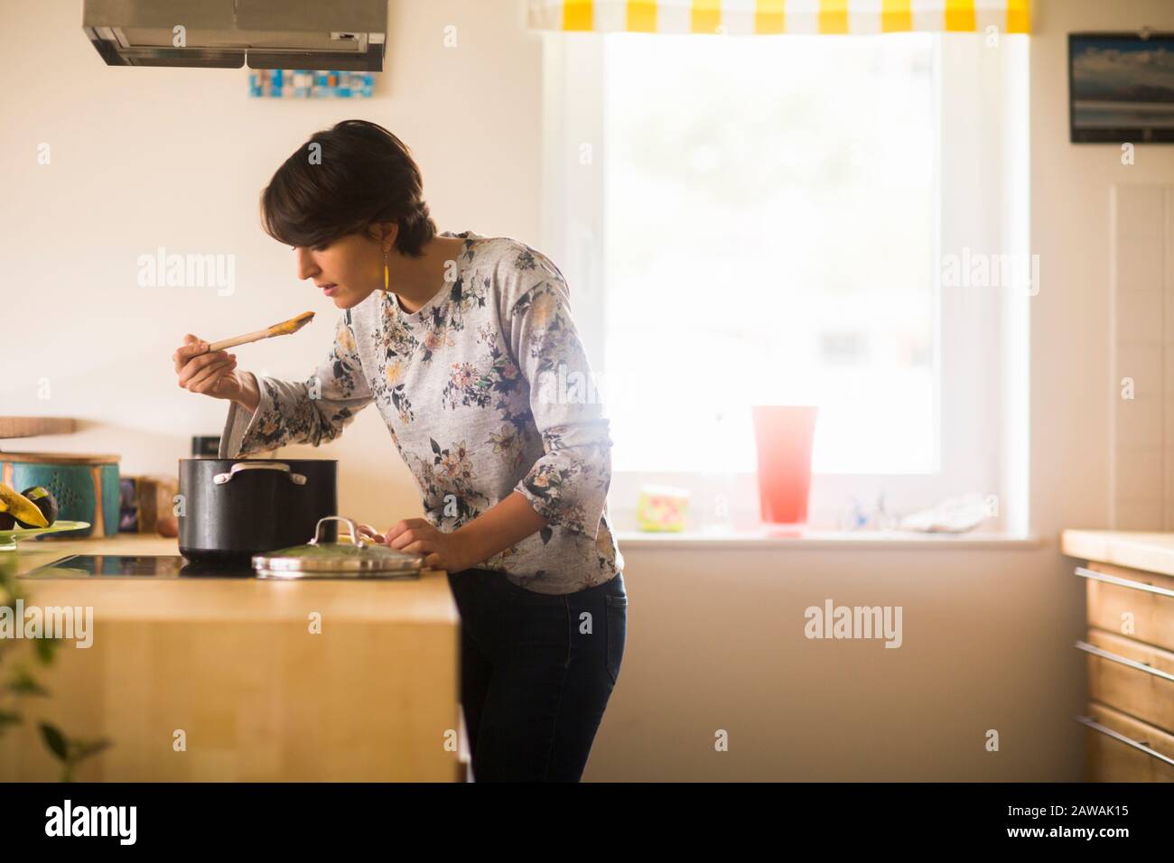 youn femme cuisine à la maison dans une cuisine Banque D'Images
