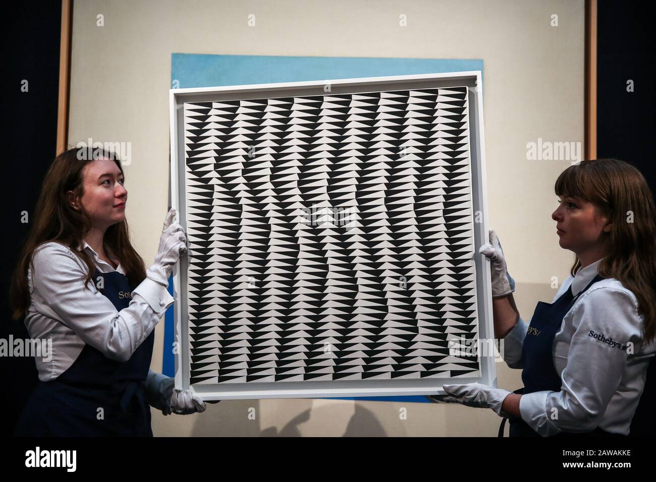 Les techniciens déplacent la peinture de Bridget Riley intitulée « shift » (est de 2 à 3 millions de livres) à l'aperçu de l'art contemporain de Sotheby dans le centre de Londres. La vente aux enchères aura lieu au Sotheby's, dans le centre de Londres, les 11 et 12 février 2020. Banque D'Images