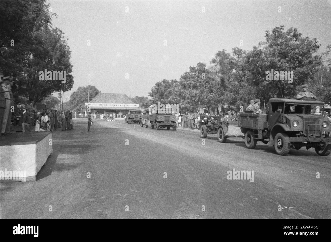 Défilé pour l'inspection et le défilé de l'arme militaire du général britannique Montagu Stopford. Artillerie Date : 9 Novembre 1946 Lieu : Batavia, Indonésie, Jakarta, Antilles Néerlandaises De L'Est Banque D'Images