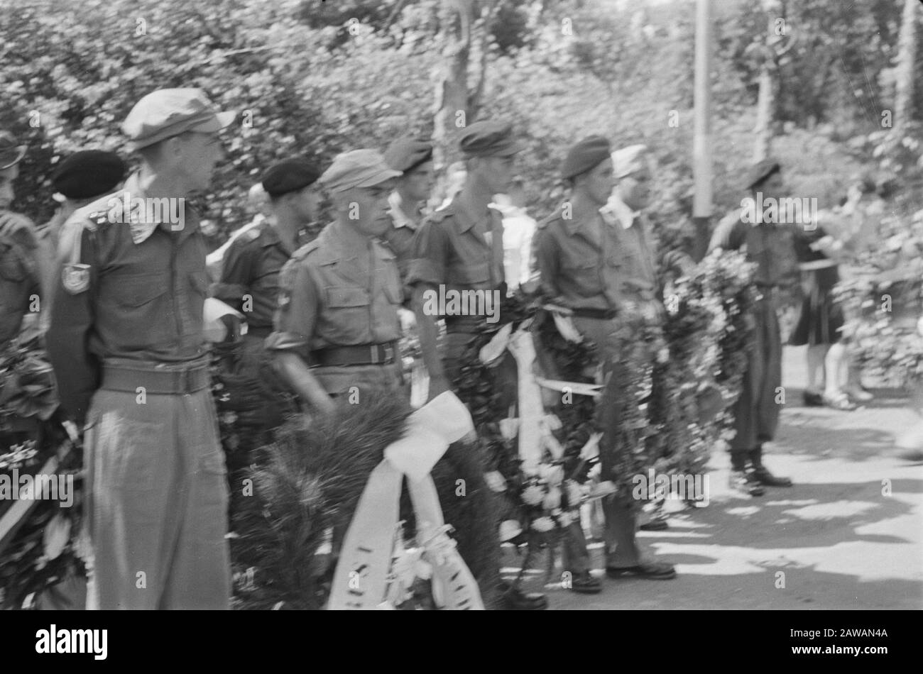 Souvenir de la brigade U aux Soldats de Padang avec couronnes Date: 01/05/1947 lieu: Indonésie, Antilles néerlandaises orientales, Padang, Sumatra : Inconnu / DLC Titulaire du droit d'auteur: Archives nationales Type de matériel: Négatif (noir / blanc) numéro d'inventaire: Voir accès 2.24.04.03 Banque D'Images
