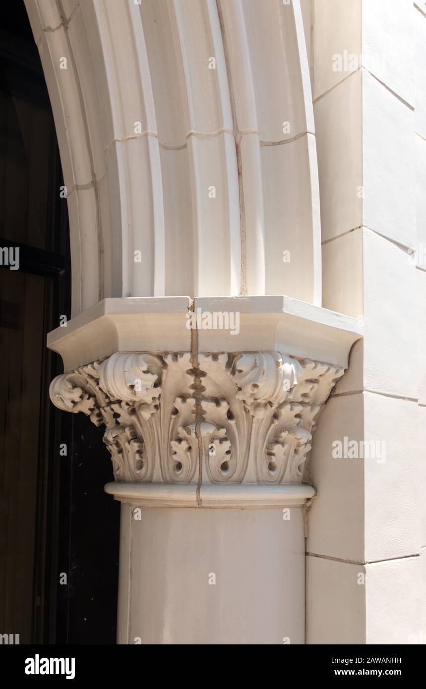 Colonne corinthienne, en terre cuite blanche Banque D'Images