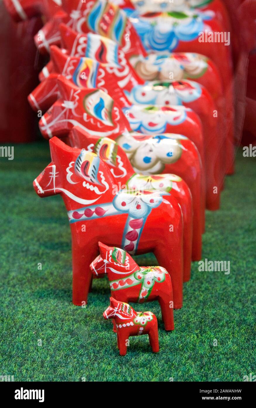 Chevaux Dala colorés dans une vitrine dans Stockholm, Suède Banque D'Images