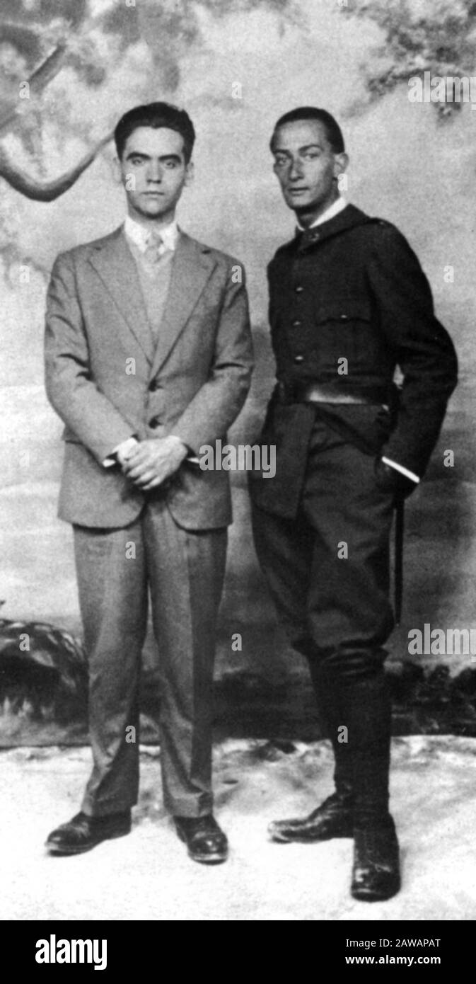 1927, Madrid, Espagne : le poète espagnol FEDERICO GARCIA LORCA ( 1898 - 1936 ) avec le peintre SALVADOR Dalì ( à l'époque son amoureux gay ) dans l'armée u Banque D'Images