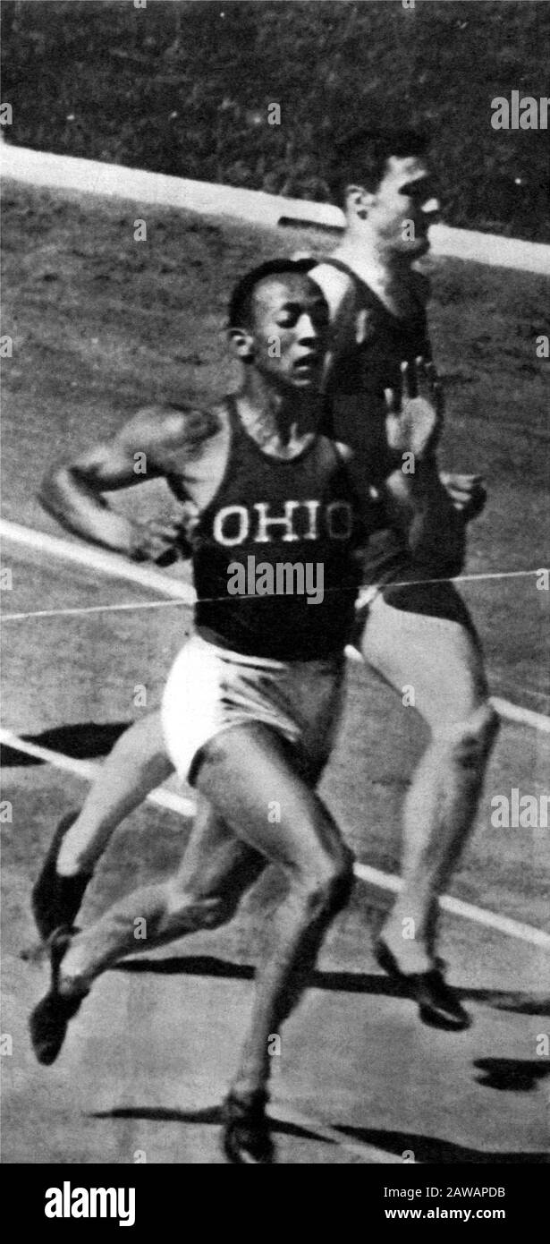 1936 CA , USA : Le coureur noir James Cleveland JESSE OWENS ( 1913 – 1980 ) dans une course de 100 mètres avec la chemise DE L'État DE L'OHIO . Il était Un Ame africain Banque D'Images