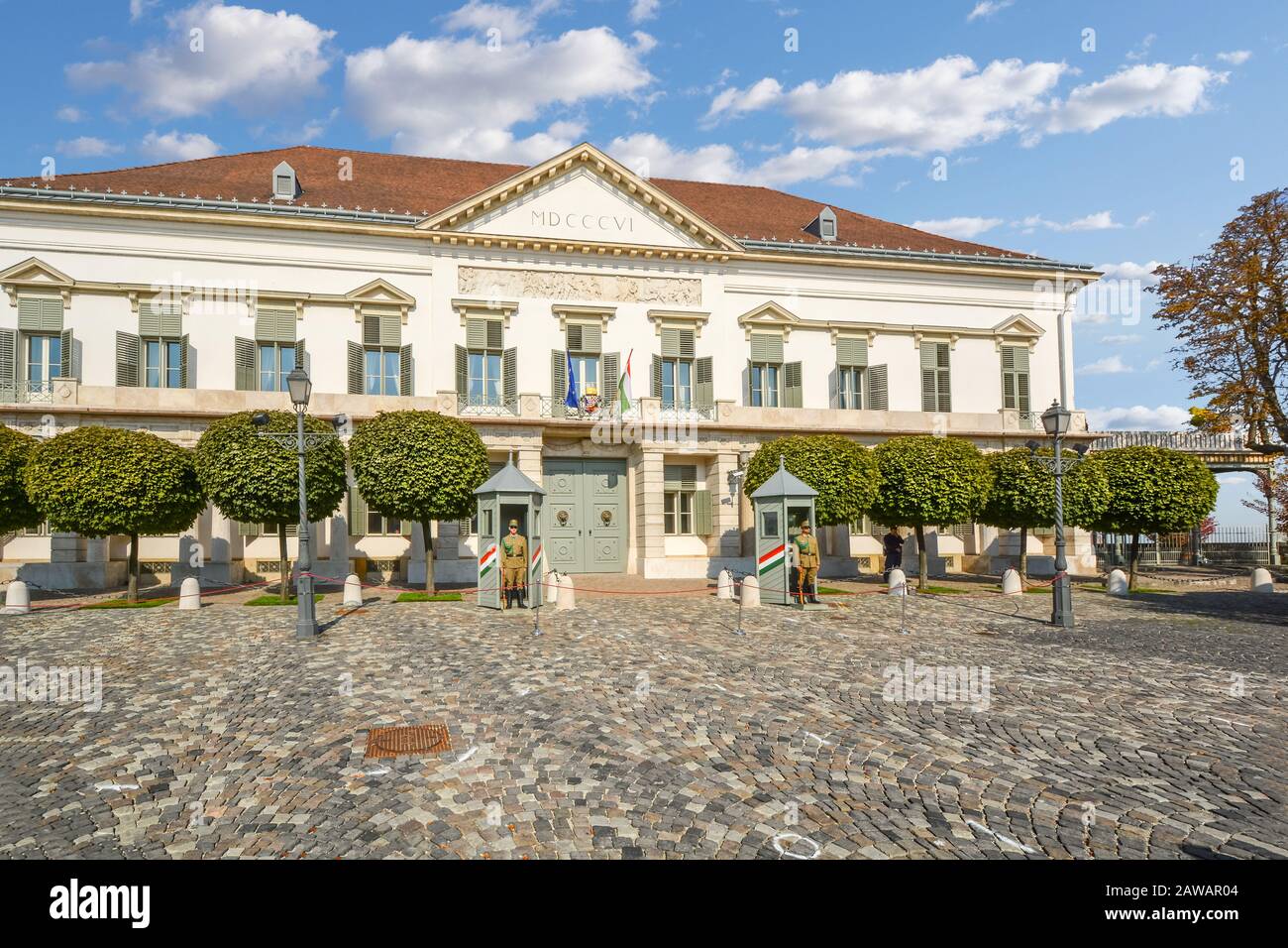 Les soldats en uniforme gardent la façade sud-est du palais de Sandor à Budapest, en Hongrie, la résidence officielle du président de la Hongrie. Banque D'Images