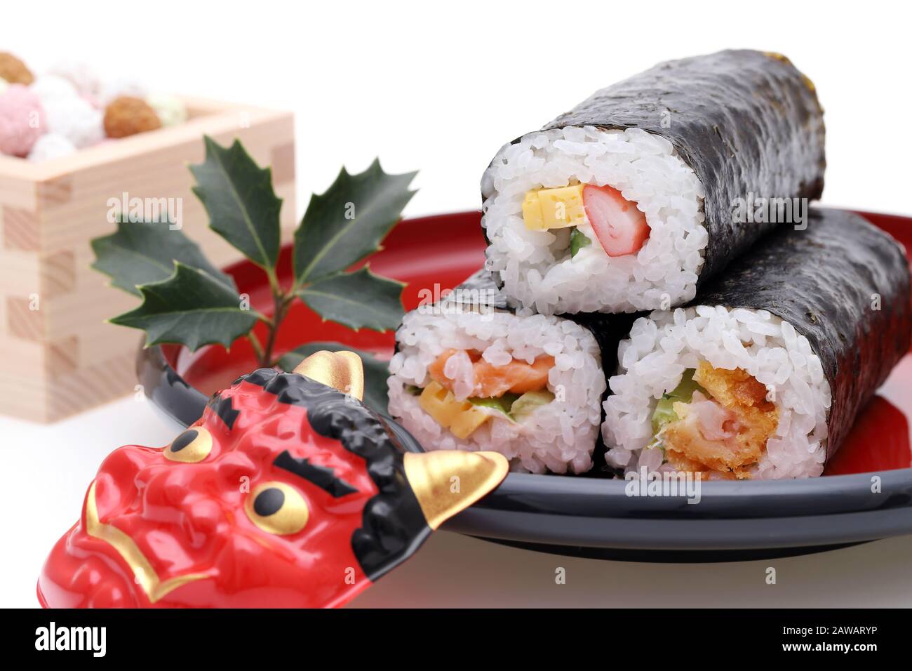 L'événement Setsubun traditionnel japonais, les masques du démon Oni et les sushis ehomaki sont utilisés lors d'un événement annuel Banque D'Images