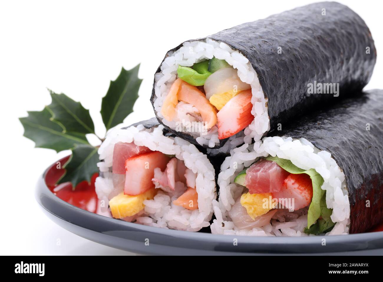 Un événement traditionnel japonais Setsuun, un rouleau à sushi Ehomaki et Hiiragi sur un plat Banque D'Images