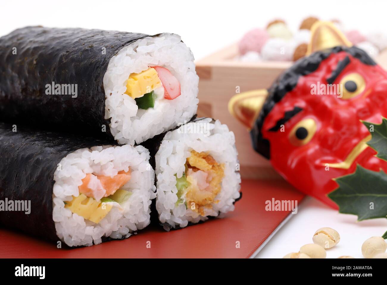 L'événement Setsubun traditionnel japonais, les masques du démon Oni et les sushis ehomaki sont utilisés lors d'un événement annuel Banque D'Images