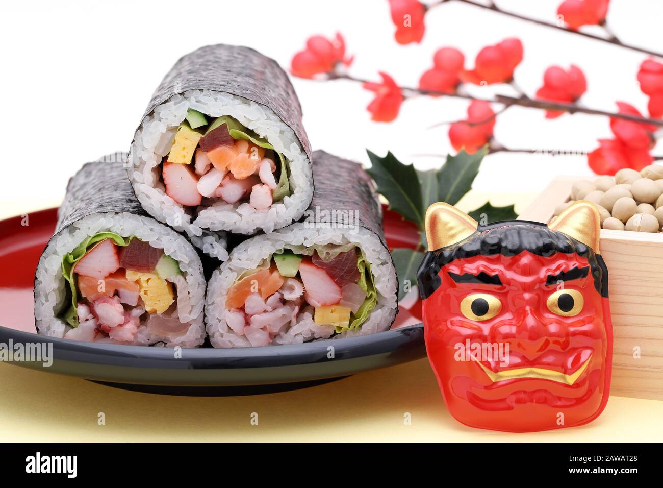 L'événement Setsubun traditionnel japonais, les masques du démon Oni et les sushis ehomaki sont utilisés lors d'un événement annuel Banque D'Images