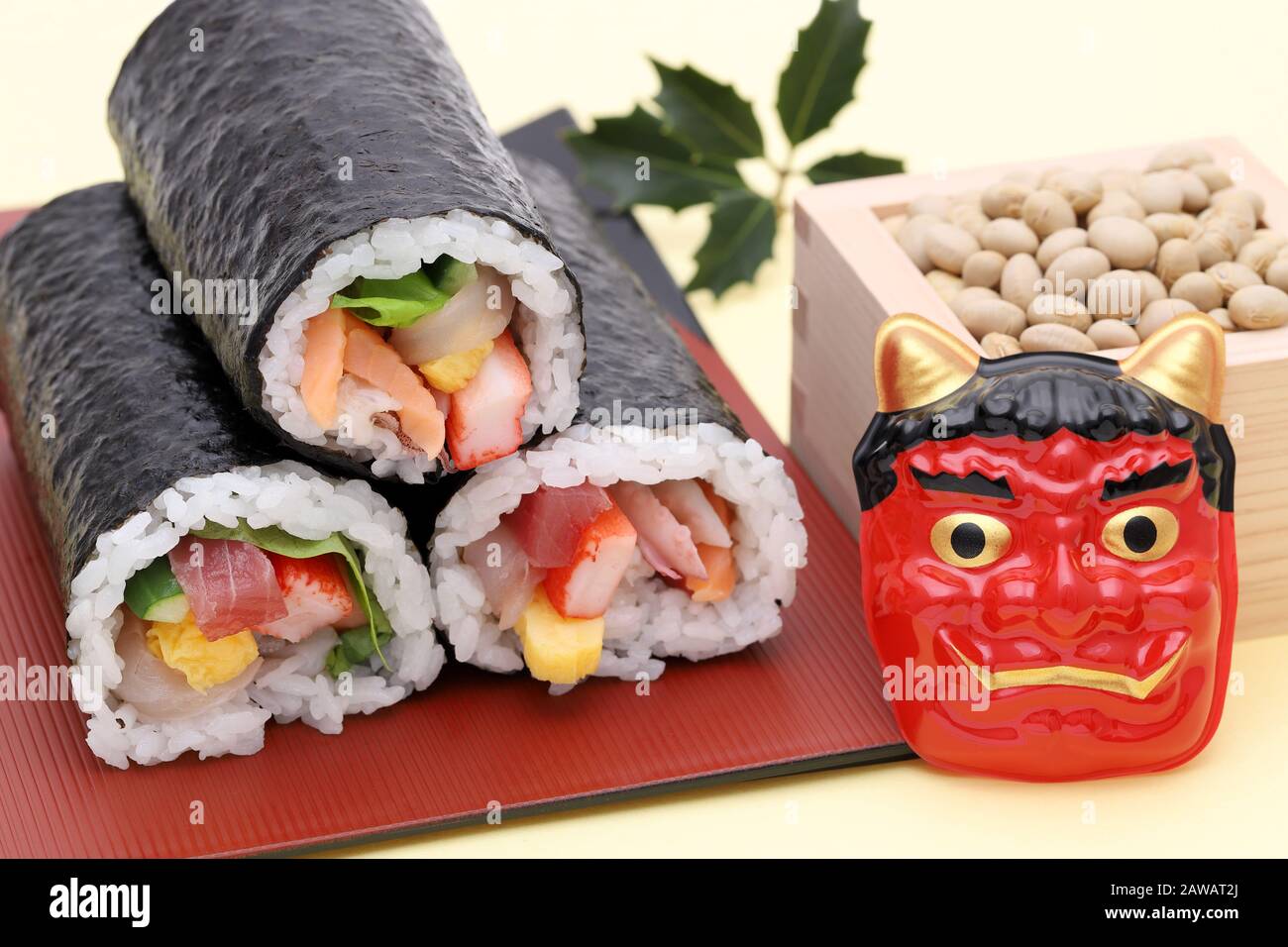 L'événement Setsubun traditionnel japonais, les masques du démon Oni et les sushis ehomaki sont utilisés lors d'un événement annuel Banque D'Images