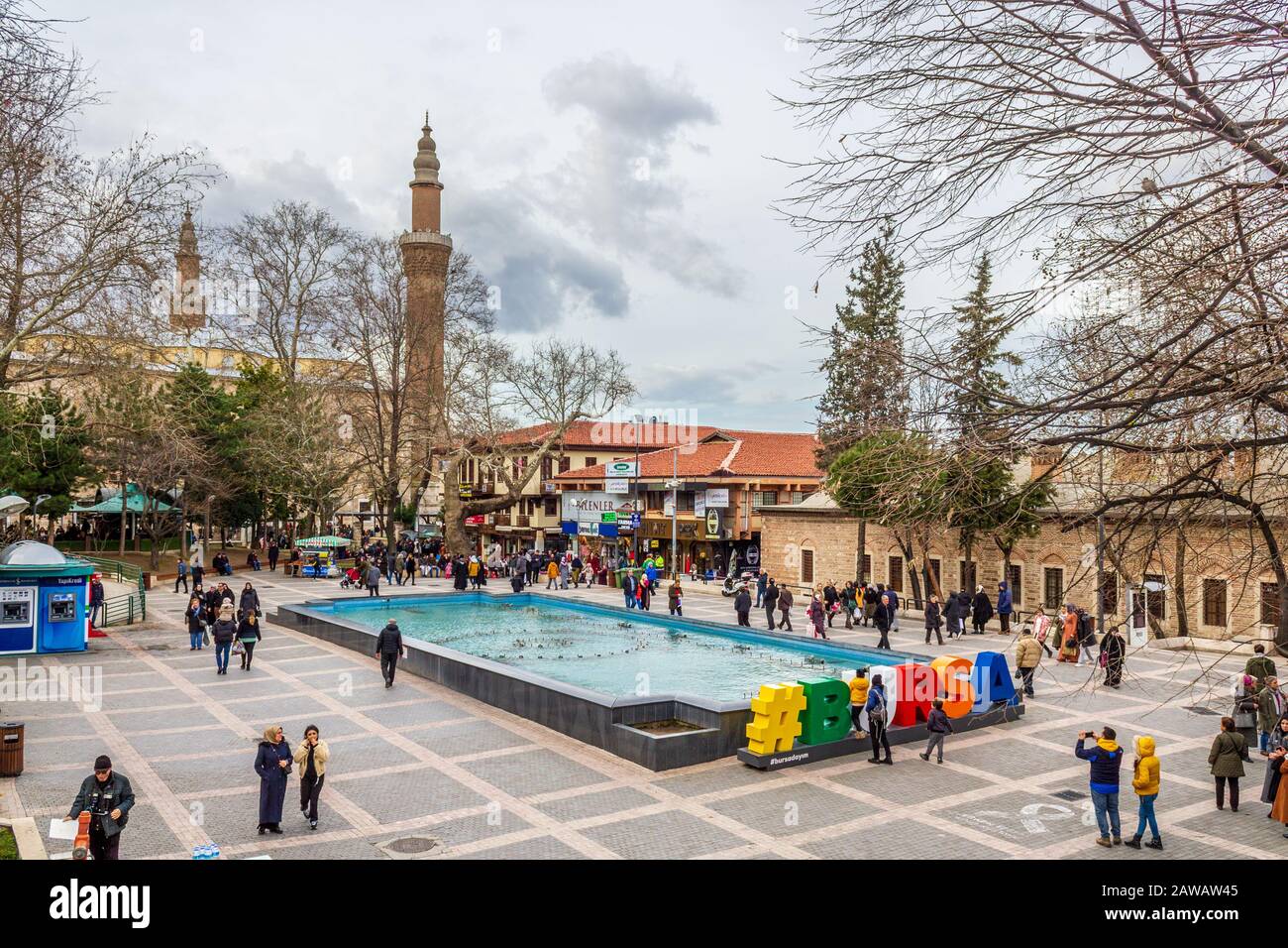 Bursa / Turquie - 29 janvier 2020: Centre-ville de Bursa, mosquée Ulu cami et vue grand bazar. La vie quotidienne dans les peuples de Bursa Banque D'Images
