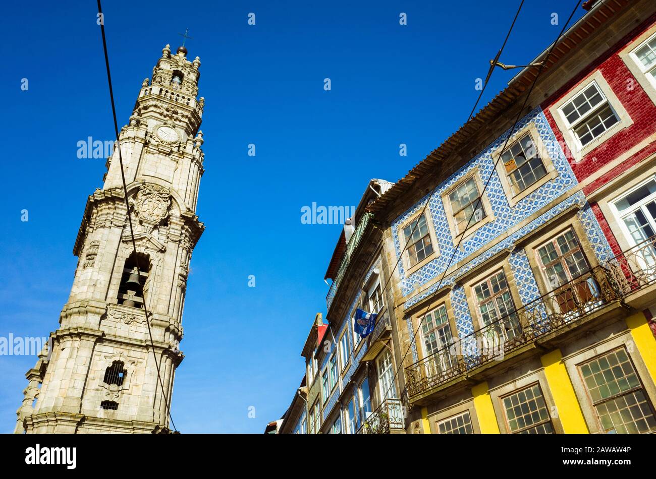 Porto, Portugal : Tour baroque dos Clérigos tour de l'église Igreja dos Clérigos par l'architecte italien Nicolau Nasoni. Banque D'Images