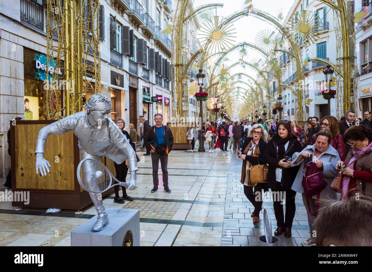 Malaga, Espagne : Les Gens regardent une statue vivante représentant un joueur de tennis dans la rue Larios. Banque D'Images