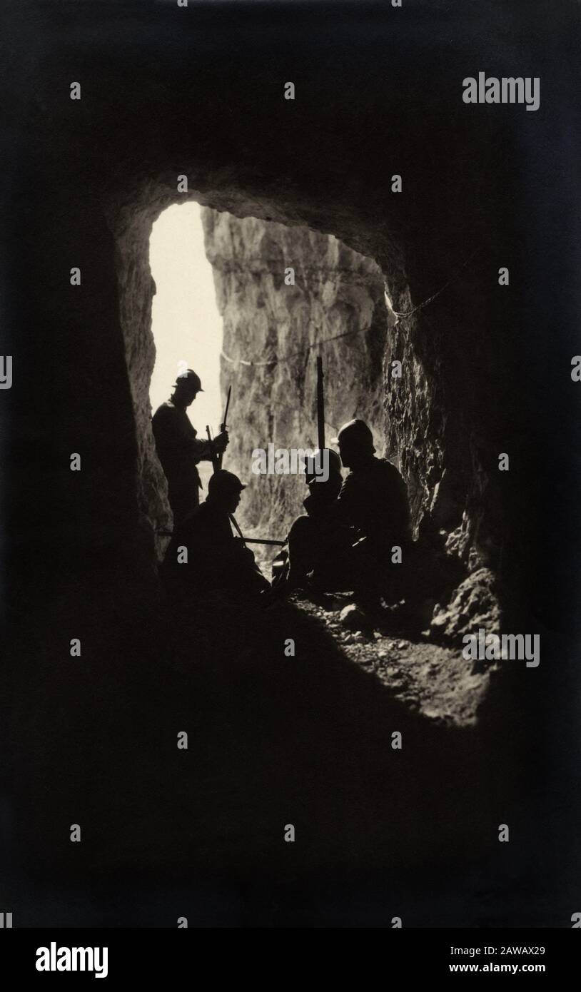 1917 CA, ITALIE : les troupes italiennes dans la tranchée regarder d'un peu de gardes à l'entrée d'un tunnel creusé dans la montagne . Photo de LABORAT Banque D'Images