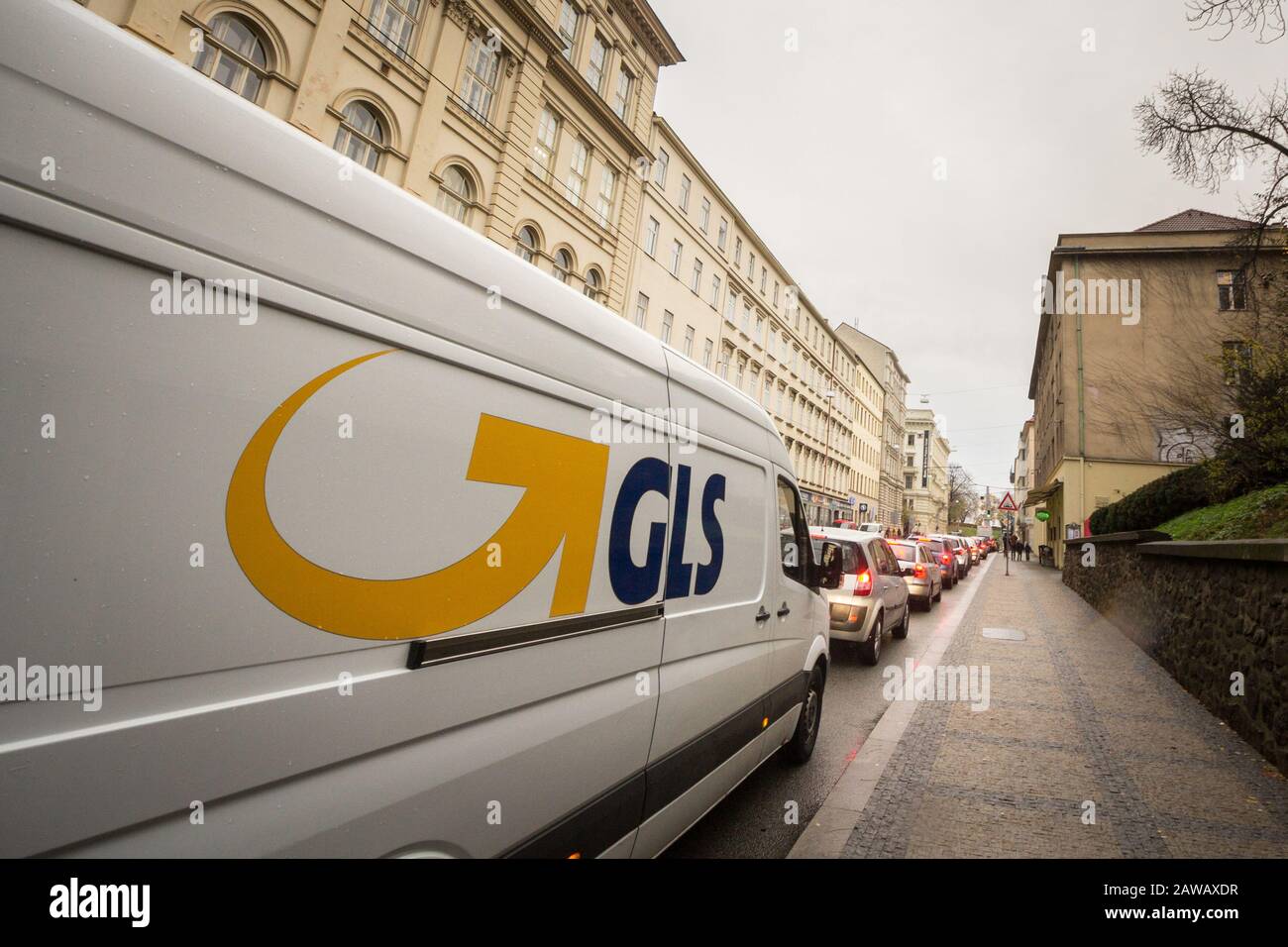 Brno, TCHÉQUIE - 4 NOVEMBRE 2019: Logo GLS sur un camion de livraison au centre de Brno. GLS, ou General Logistics Systems, est une société néerlandaise fournissant des services de messagerie Banque D'Images