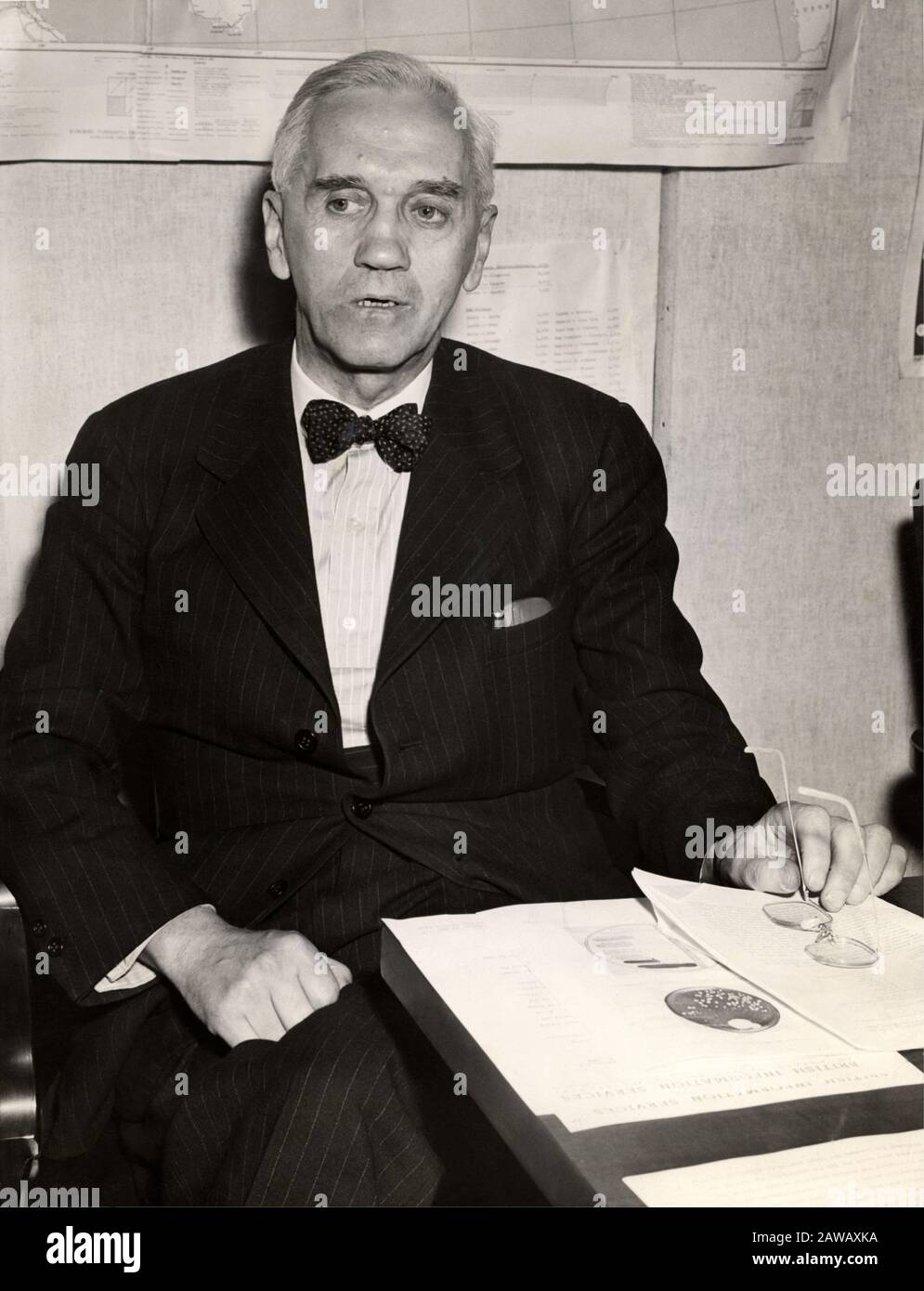 1945 , 6 avril , WASHINGTON , États-Unis : Le médecin écossais Sir Alexander FLEMING ( 1881 - 1955 ) de l'Université de Londres et de l'hôpital St. Mary's à Londres , Banque D'Images