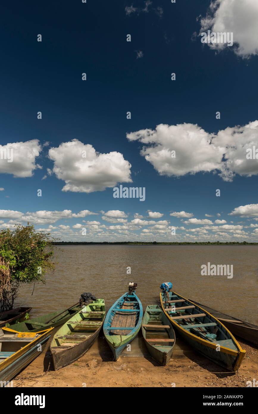 Bateaux sur la rive de la rivière, magnifique ciel bleu plein de nuages spectaculaires Banque D'Images