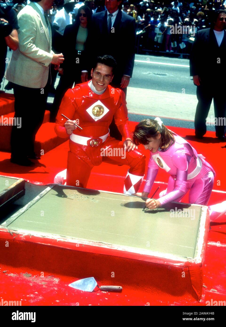 Hollywood, Californie, États-Unis le 22 juin 1995 (L-R) Les Acteurs Steve Cardenas et Amy JO Johnson assistent à la cérémonie De Remise Des Mains et de l'empreinte des Mighty Morphin Power Rangers le 22 juin 1995 au Théâtre chinois de Mann à Hollywood, Californie, États-Unis. Photo De Barry King/Alay Stock Photo Banque D'Images