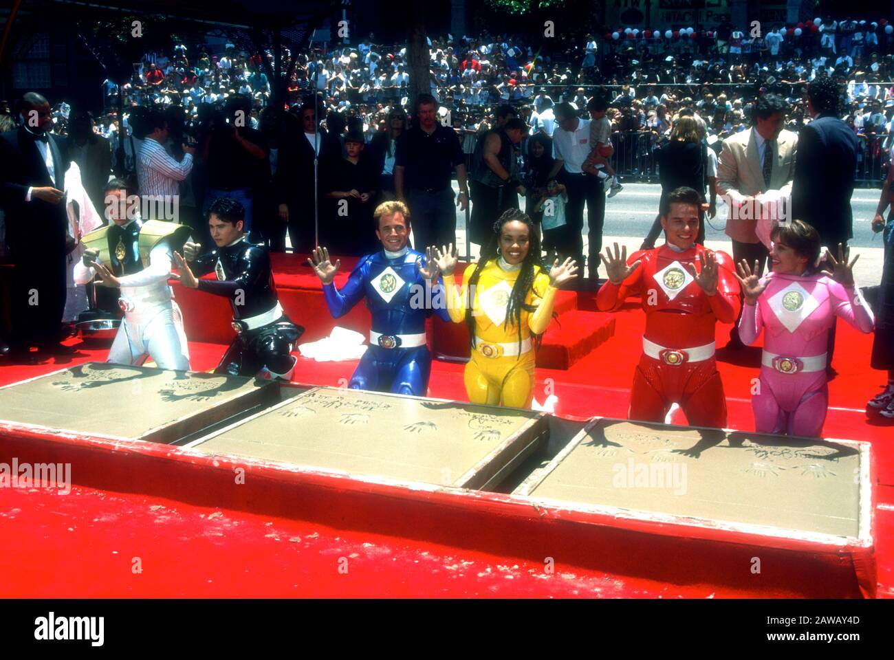 Hollywood, Californie, États-Unis 22 juin 1995 (L-R) Les Acteurs Jason David Frank, Johnny Yong Bosch, David Yost, Karan Ashley, Steve Cardenas et Amy JO Johnson assistent à La cérémonie De Main et d'empreinte des Mighty Morphin Power Rangers le 22 juin 1995 au Théâtre chinois de Mann à Hollywood, Californie, États-Unis. Photo De Barry King/Alay Stock Photo Banque D'Images