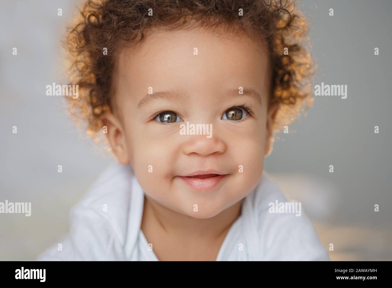 Bébé mignon avec des cheveux moelleux. Joli garçon. Banque D'Images